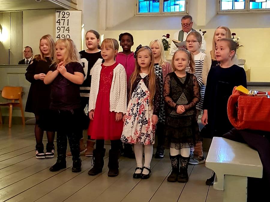 Lapsikuorolaiset laulavat Vehmaan kirkossa
