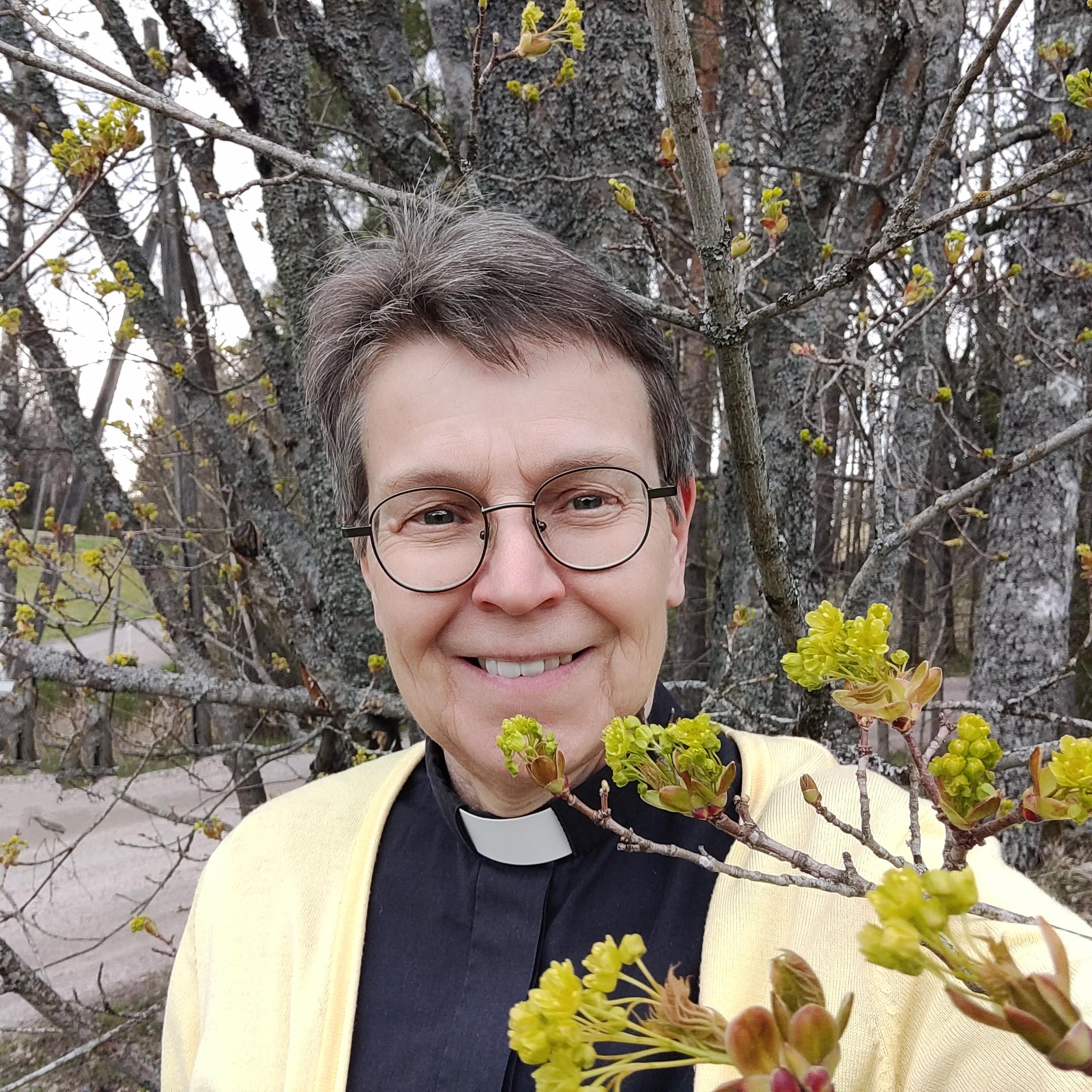 Lähikuva pastori Tuija Leesteestä