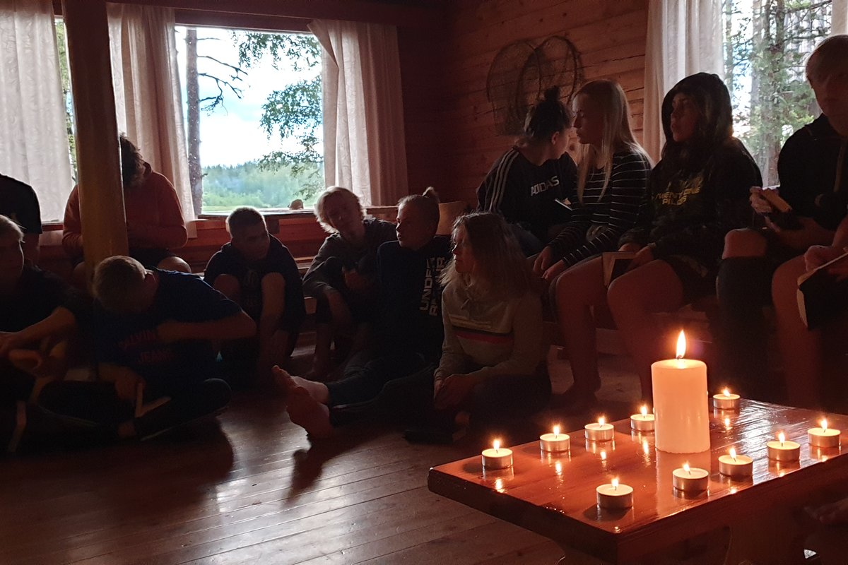 Rippikoululaiset iltahartaudessa