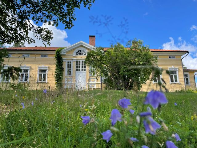 Kevätretki kulttuurihistorialliseen aarreaittaan Euran kulttuurihistoriallinen pappila puistoksi istutetun kummun korkeimmalla kohdalla.
