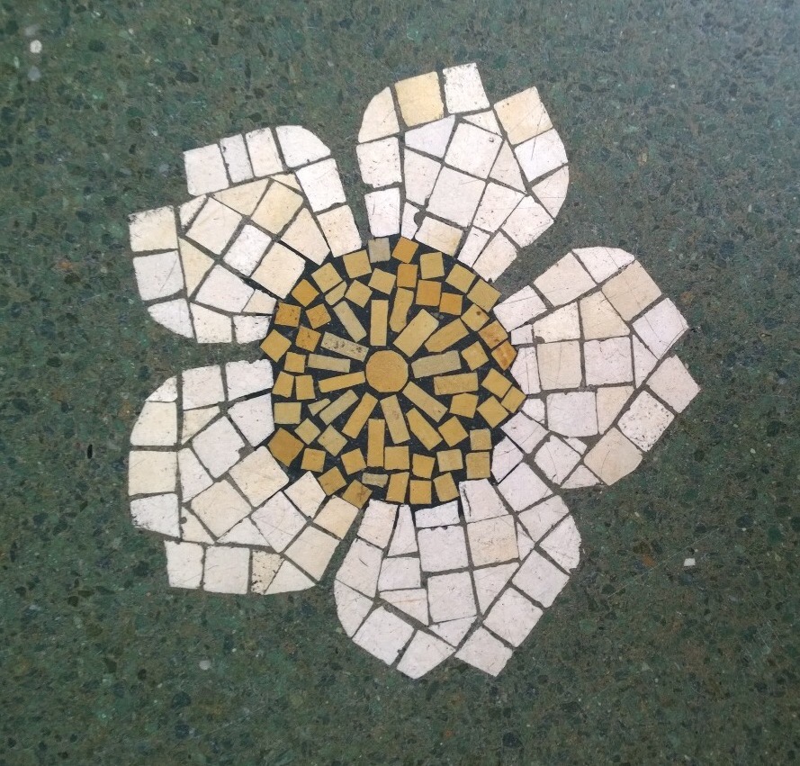 Mosaiikista tehty kukkanen