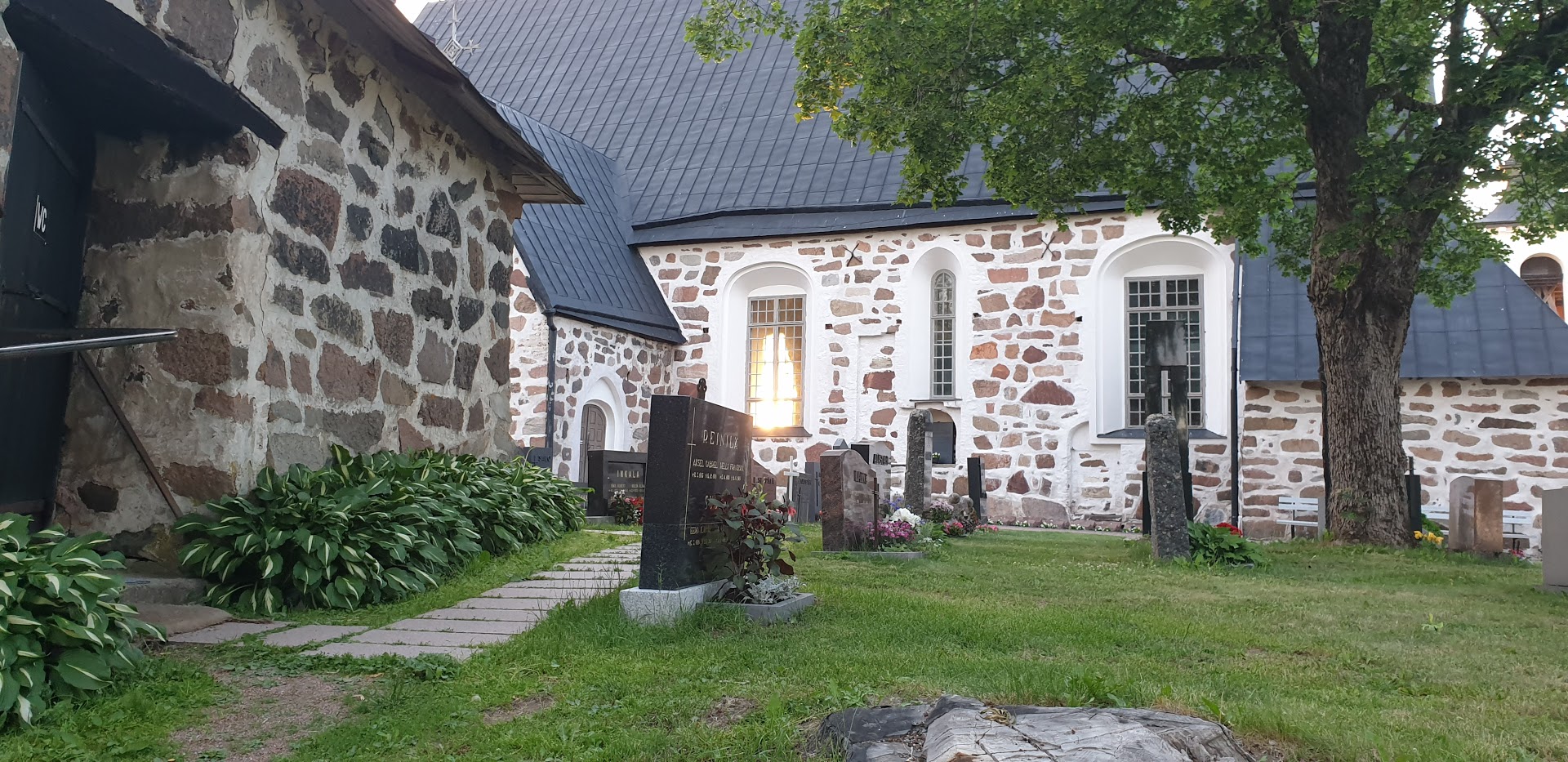 Kuva Vehmaan kirkosta ulkopuolelta.