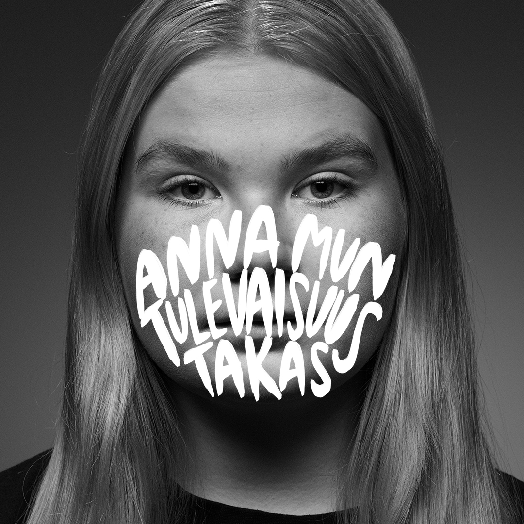 Teini-ikäinen tyttö, jonka suun edessä maskin muotoon kirjoitettu teksti: Anna mun tulevaisuus takas.