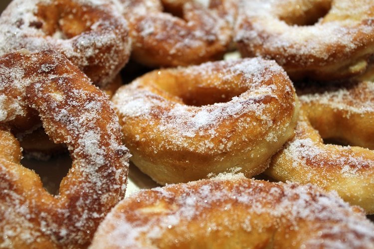 Lähikuva sokeroiduista munkkirinkilöistä
