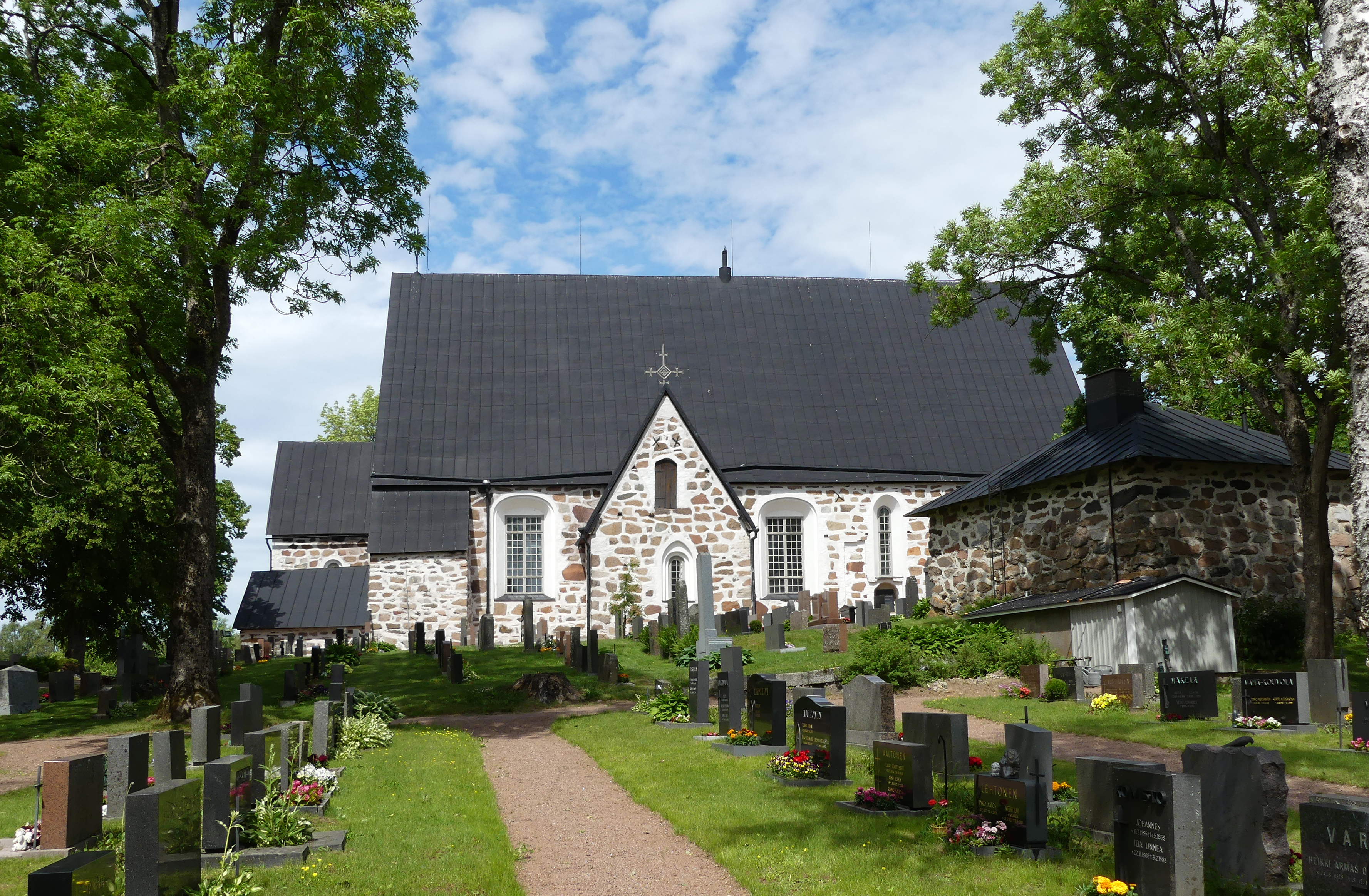 Vehmaan kirkko ja hautausmaa etelästä kuvattuna